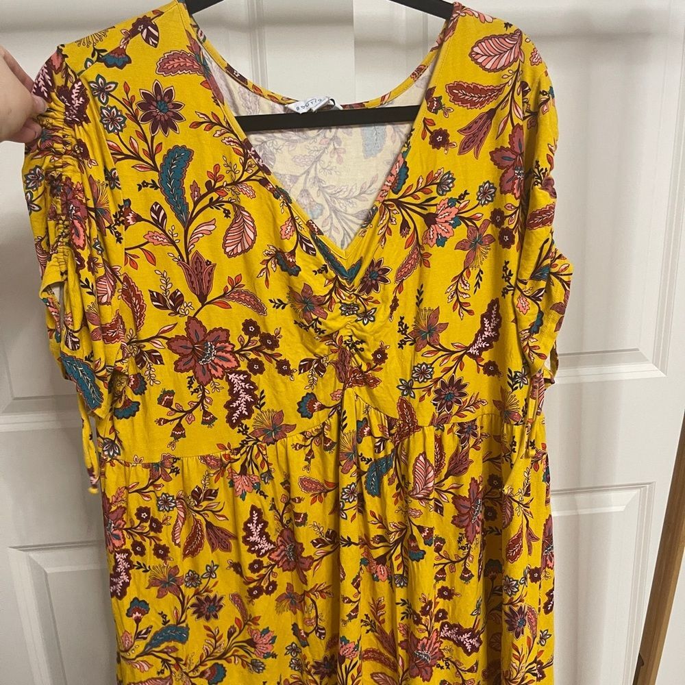 Colorful Floral top with V-Neck - Picture 2 of 5